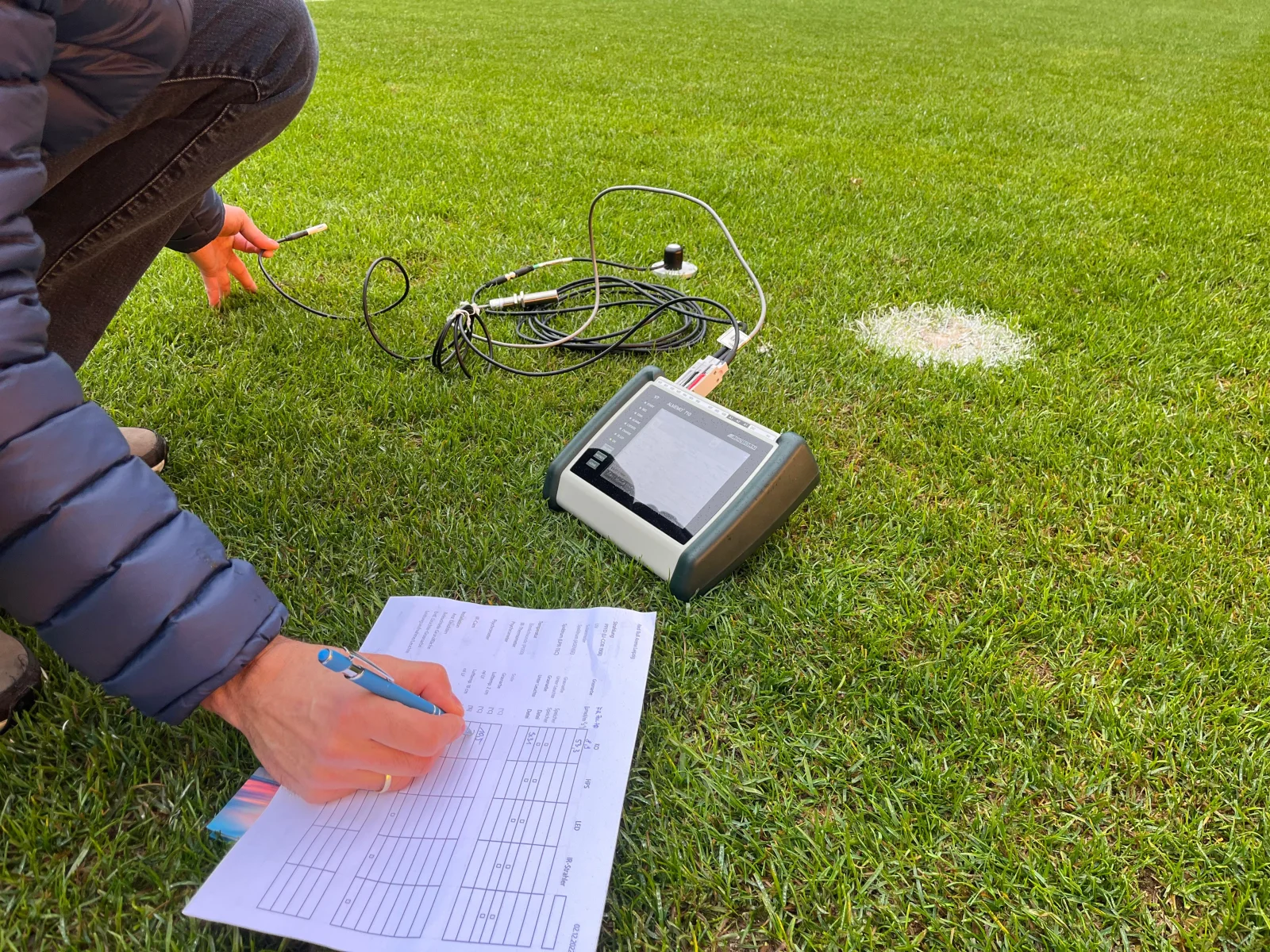 Mediciones sobre el campo con sondas conectadas y registro manual de las lecturas